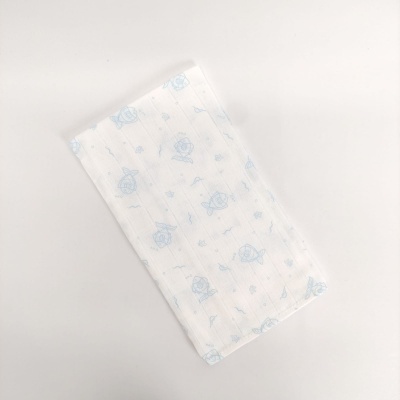 Pano branco com padrão de pequenas flores azuis sobre fundo branco