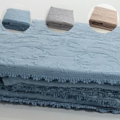 Colcha de cama texturizada com franjas em três cores diferentes
