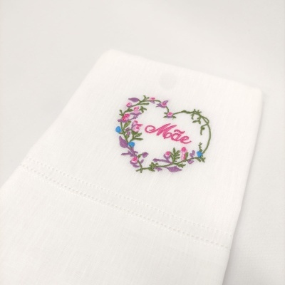 Pano branco com bordado floral e palavra Mãe