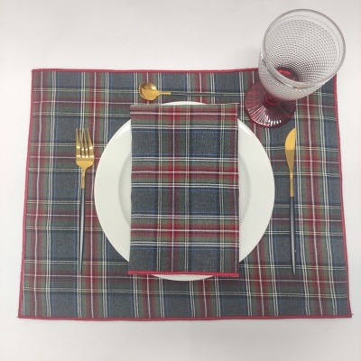 Conjunto de jantar com padrão xadrez azul, verde, vermelho e branco e talheres dourados