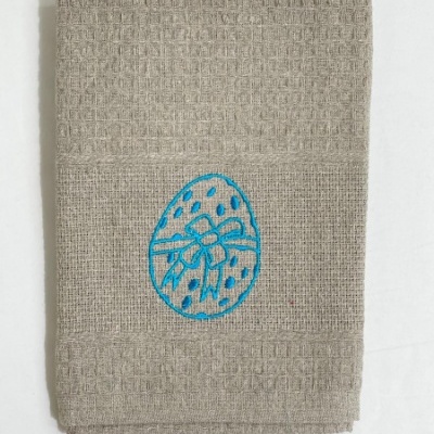 Toalha cinzenta com bordado azul de ovo com laço
