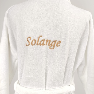 Robe de banho branco com o nome 'Solange' bordado castanho nas costas