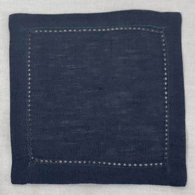 Guardanapo quadrado azul escuro com pontos decorativos claros nas bordas