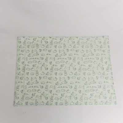 Folhas de papel branco com ilustrações verdes de objetos e animais