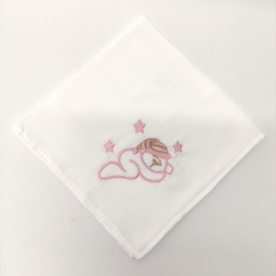 Pano branco com bordado de nuvem e estrelas cor de rosa