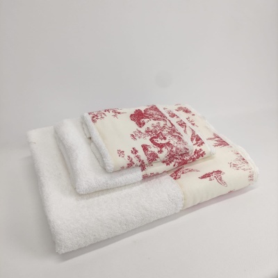 Conjunto de toalhas branca e creme com padrão vermelho