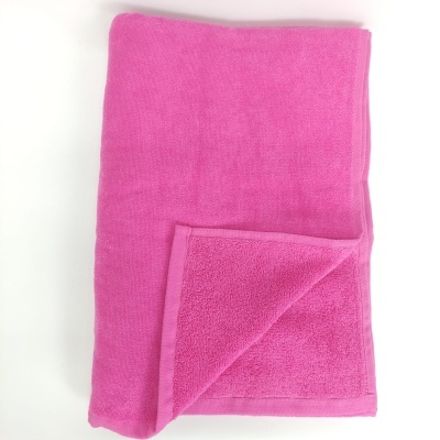 Toalha de banho rosa em tecido felpudo