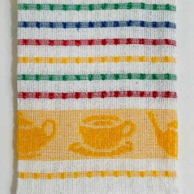 Pano de cozinha branco com riscas coloridas e padrão amarelo de chaleira e chávena.