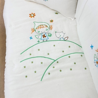 Cobertor branco para bebé com bordados de menina, raposa, flores e estrelas coloridas.