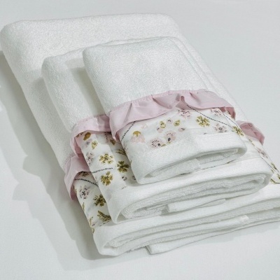 Conjunto de três toalhas brancas com bordado floral e detalhe rosa