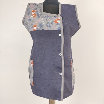 Casaco cinza com estampado de raposas e folhas e botões frontais