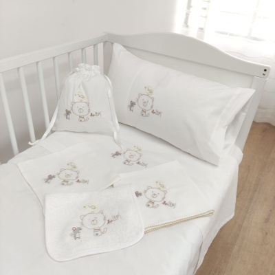 Roupa de cama branca para berço com bordado de ursinho e texto 'Hello'