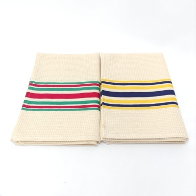 Dois panos de cozinha bege com riscas coloridas em fundo branco