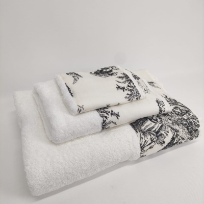 Conjunto de toalhas brancas com estampas pretas florais ou paisagens