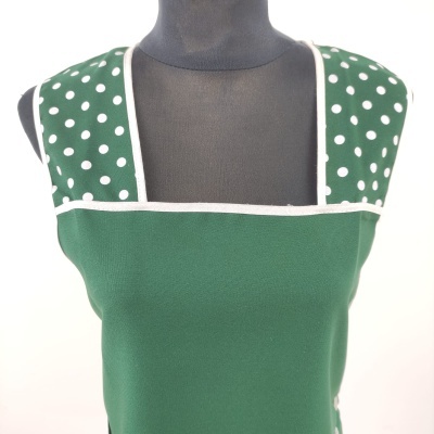 Vestido verde com alças de bolinhas brancas em manequim negro