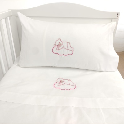 Roupa de cama branca com bordado de urso rosa para berço