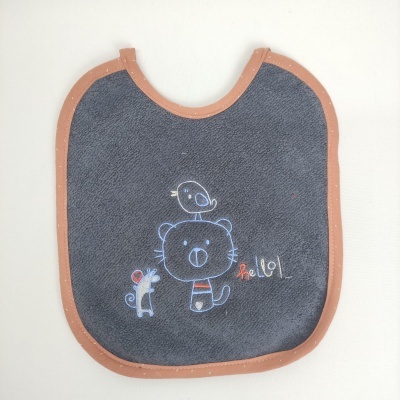 Babete cinzento com borda castanha e desenhos de gato, pássaro e rato com texto 'hello!'