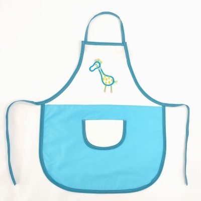 Avental infantil azul claro com bolso e bordado de girafa