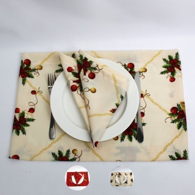 Toalha de mesa e guardanapo creme com padrão natalício de azevinho, bagas vermelhas e bolas douradas