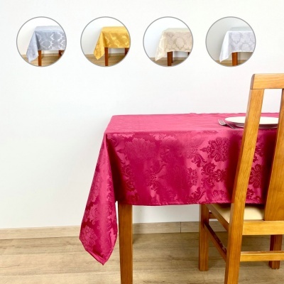 Toalha de mesa vermelha com padrão floral, mesa e cadeira de madeira, fundo branco