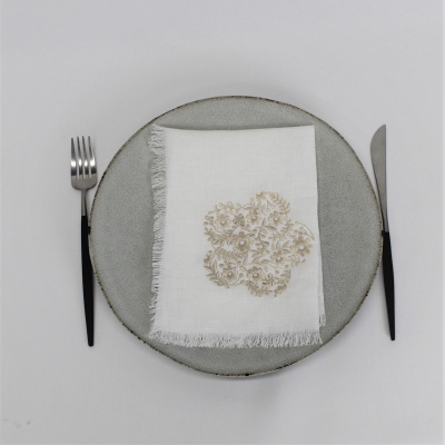 Prato cinza com guardanapo branco e talheres com cabos pretos