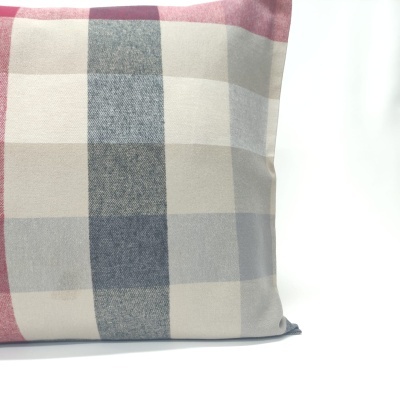 Travesseiro decorativo xadrez em tons cinza, creme e vermelho