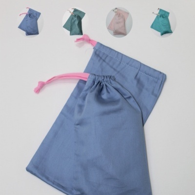 Sacos de tecido coloridos com cordão em fundo branco