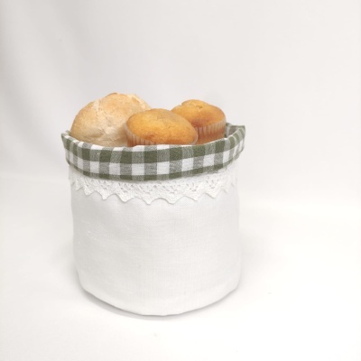 Recipiente de tecido branco com pão e queques
