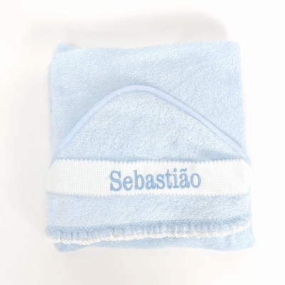 Toalha de banho azul clara para bebé com capuz e bordado 'Sebastião'