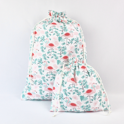 Sacos de algodão com padrão de flamingos cor-de-rosa e folhas verdes