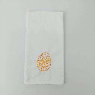 Guardanapo branco com bordado amarelo de ovo de Páscoa