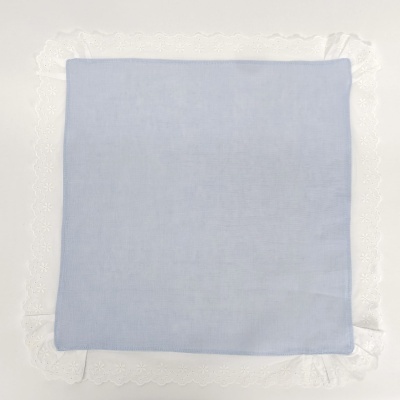 Almofada azul clara com borda branca rendada