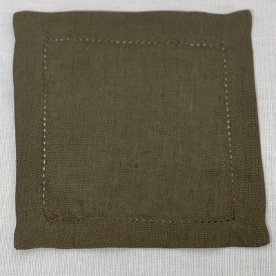 Toalhete quadrado cor de cáqui em tecido linho com costura aparente