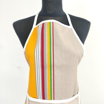 Avental com riscas verticais e acabamento branco num manequim preto.