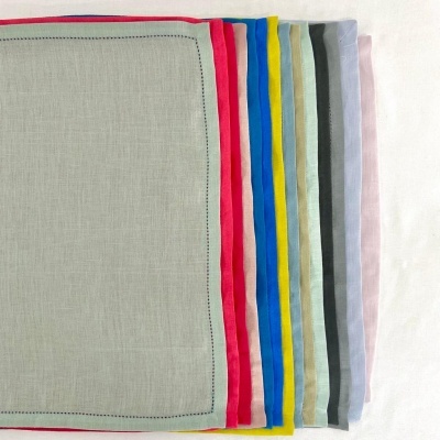 Conjunto de lenços de várias cores organizados em leque sobre fundo branco