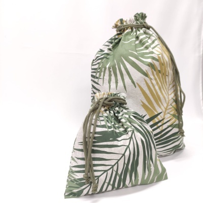 Sacolas de tecido com padrão de folhas verdes e amarelas