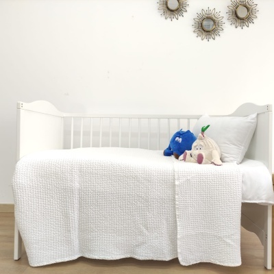 Berço branco com manta branca e peluches, decoração minimalista