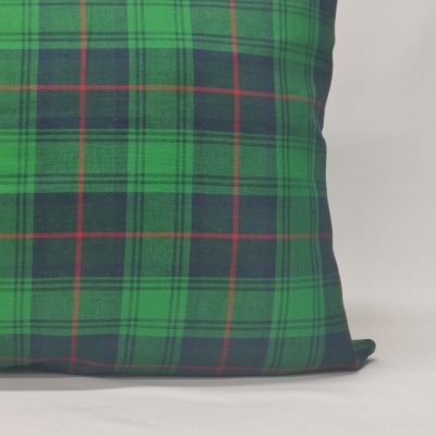 Almofada verde e azul com padrão tartã