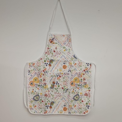 Avental de cozinha branco com padrões coloridos e bolso central