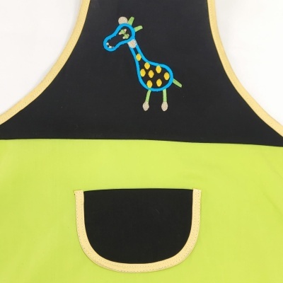 Avental de criança com bordado de girafa e bolso