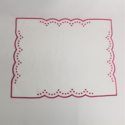 Toalhete branco com borda rosa decorativa