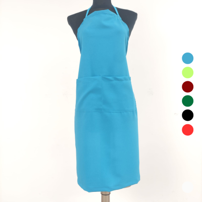 Avental azul claro com bolsos em manequim preto