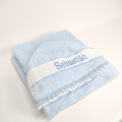Toalha de banho de bebé azul claro com nome Sebastião bordado