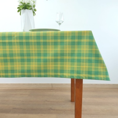 Toalha de mesa verde e amarela xadrez sobre mesa de madeira
