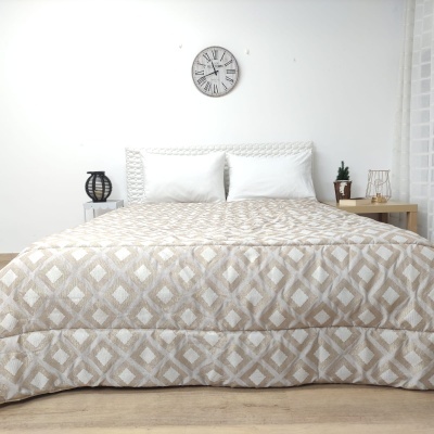 Colcha bege e branca com padrão geométrico em cama numa decoração minimalista