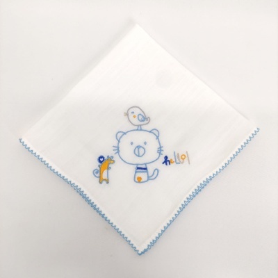 Fralda branca para bebé com desenhos bordados de urso, passarinho e esquilo e texto hello