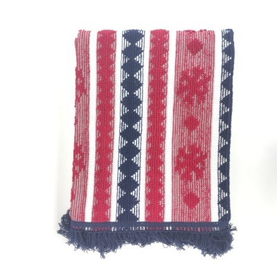 Cachecol vermelho e azul com padrão e franjas azuis