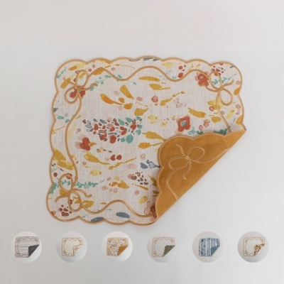 Toalhete quadrado com padrão floral colorido e bordas onduladas