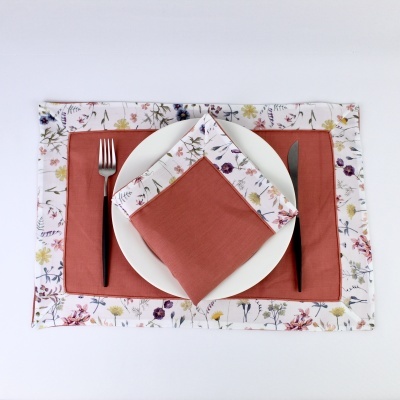 Jogo americano e guardanapo com padrão floral e tecido terracota
