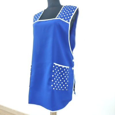 Avental azul com bolinhas brancas nos ombros e bolso, com botões laterais